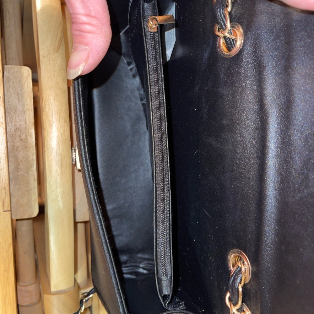 🔥 SOLD🔥Black and Gold quilted shoulder bag - Picture 9 of 10